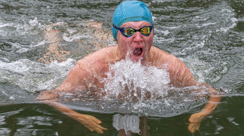 И в огонь, и в ледяную воду: в Серебряном бору прошли соревнования Департамента ГОЧСиПБ среди любителей зимнего плавания