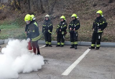 Столичные пожарные провели мастер-класс для работников торгового центра