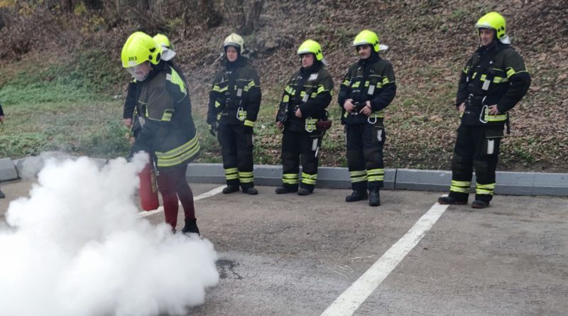 Столичные пожарные провели мастер-класс для работников торгового центра
