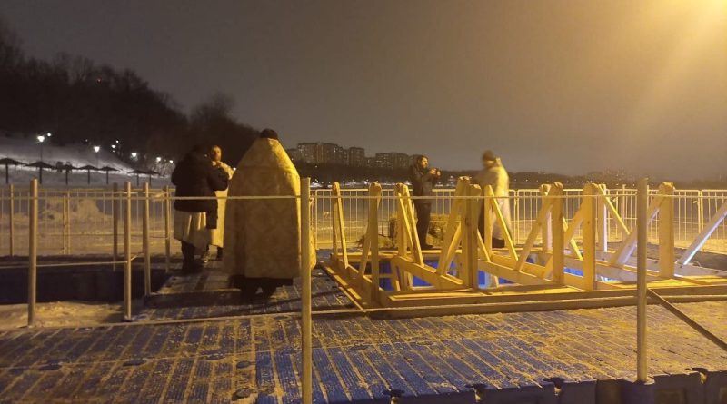 Сотрудники Департамента ГОЧСиПБ стоят на страже Крещенских купаний